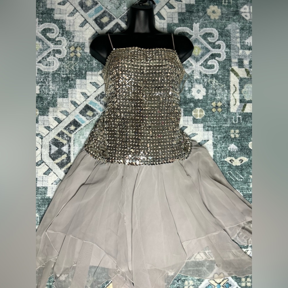 📟 Vintage Sequin Embellished Dress with Flowing Paper Knapkin Skirt